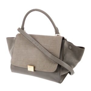 Celine
Celine Trapeze handbag in grey grained leather and grey suede. Worn twice
